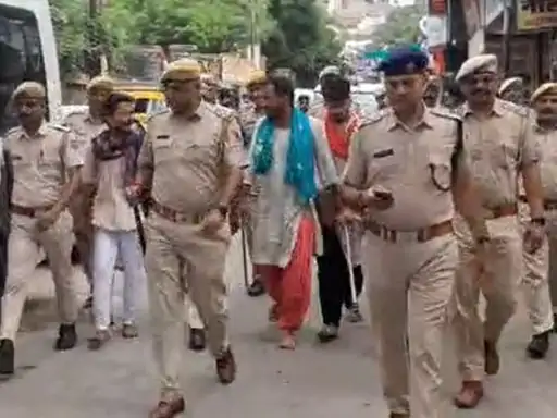 नाथद्वारा में सरेआम चाकूबाजी के आरोपियों को पुलिस पैदल ही मौके पर लेकर पहुंची।